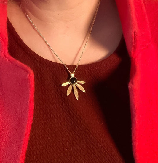 Laurel Pendant Necklace in Onyx